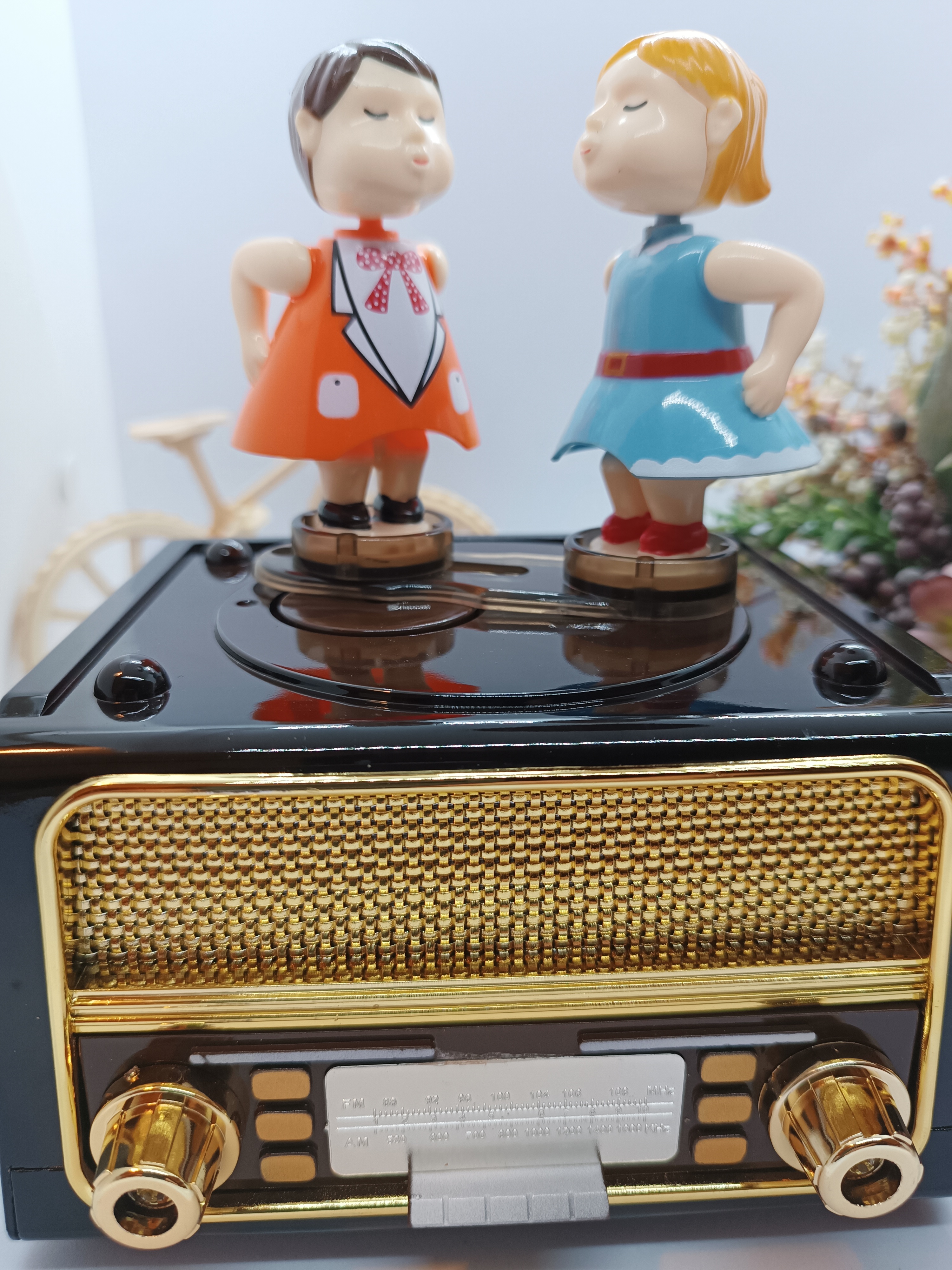 Classic radio and jukebox with kissing couple figures