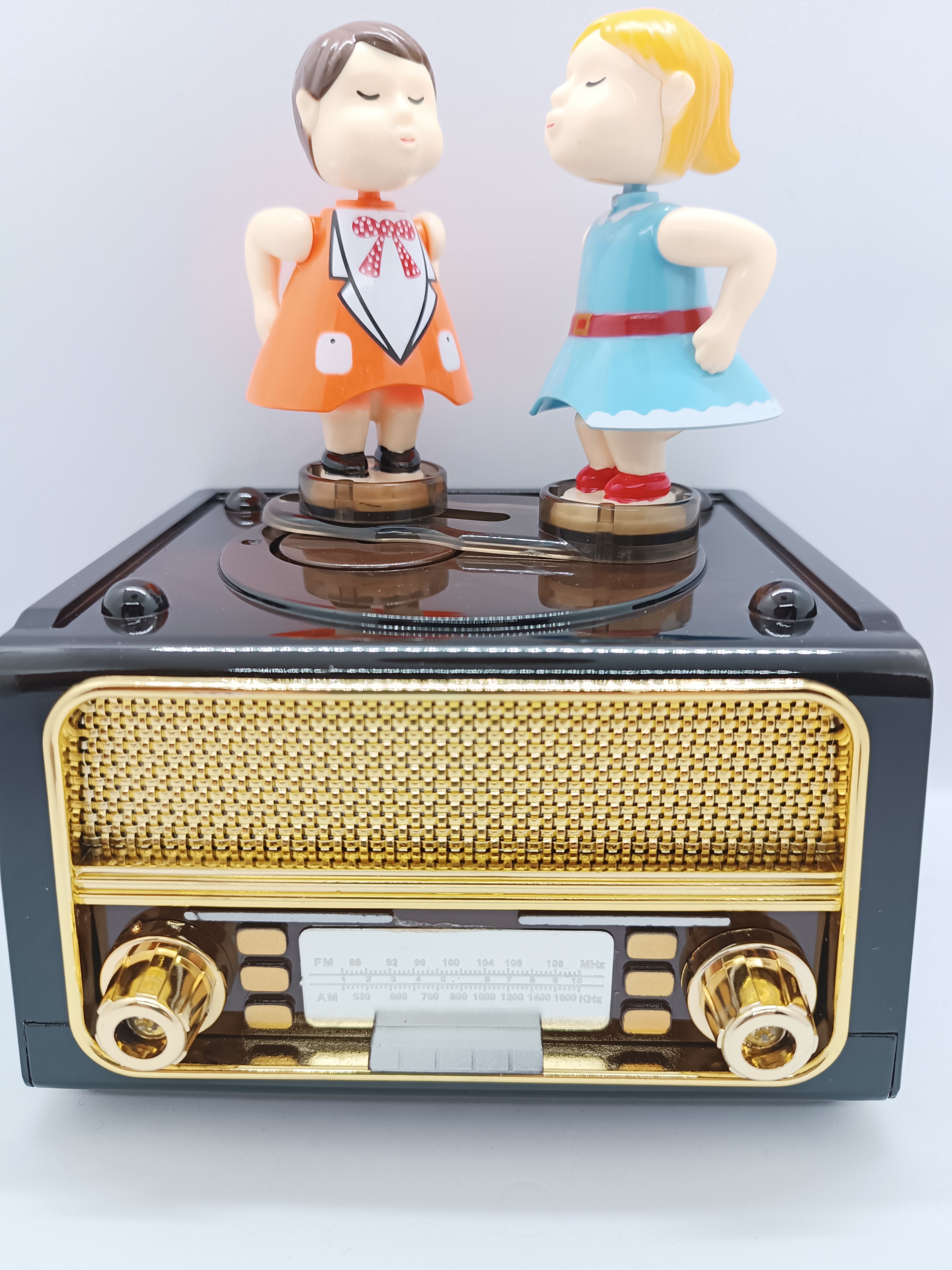 Classic radio and jukebox with kissing couple figures