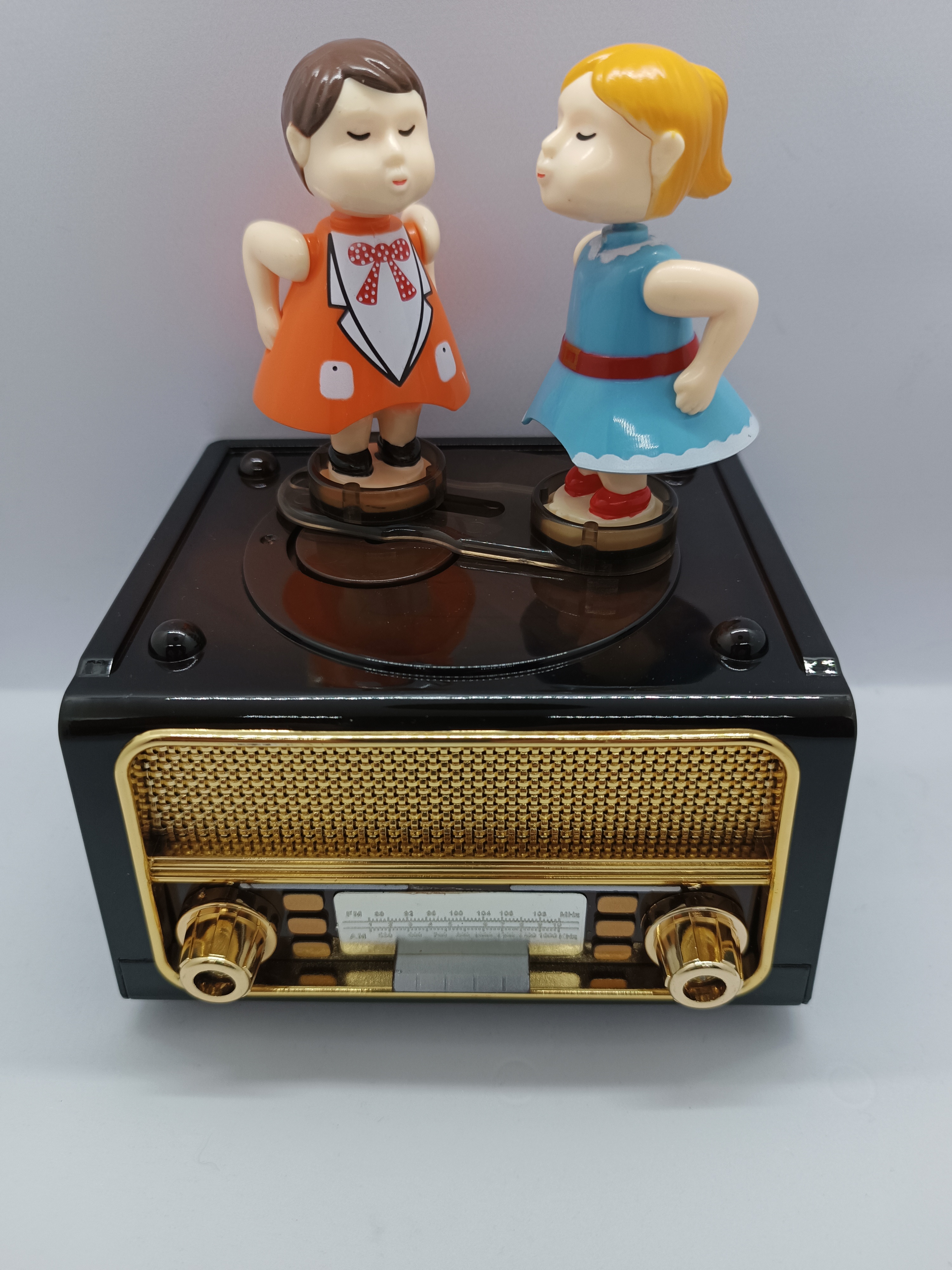Classic radio and jukebox with kissing couple figures