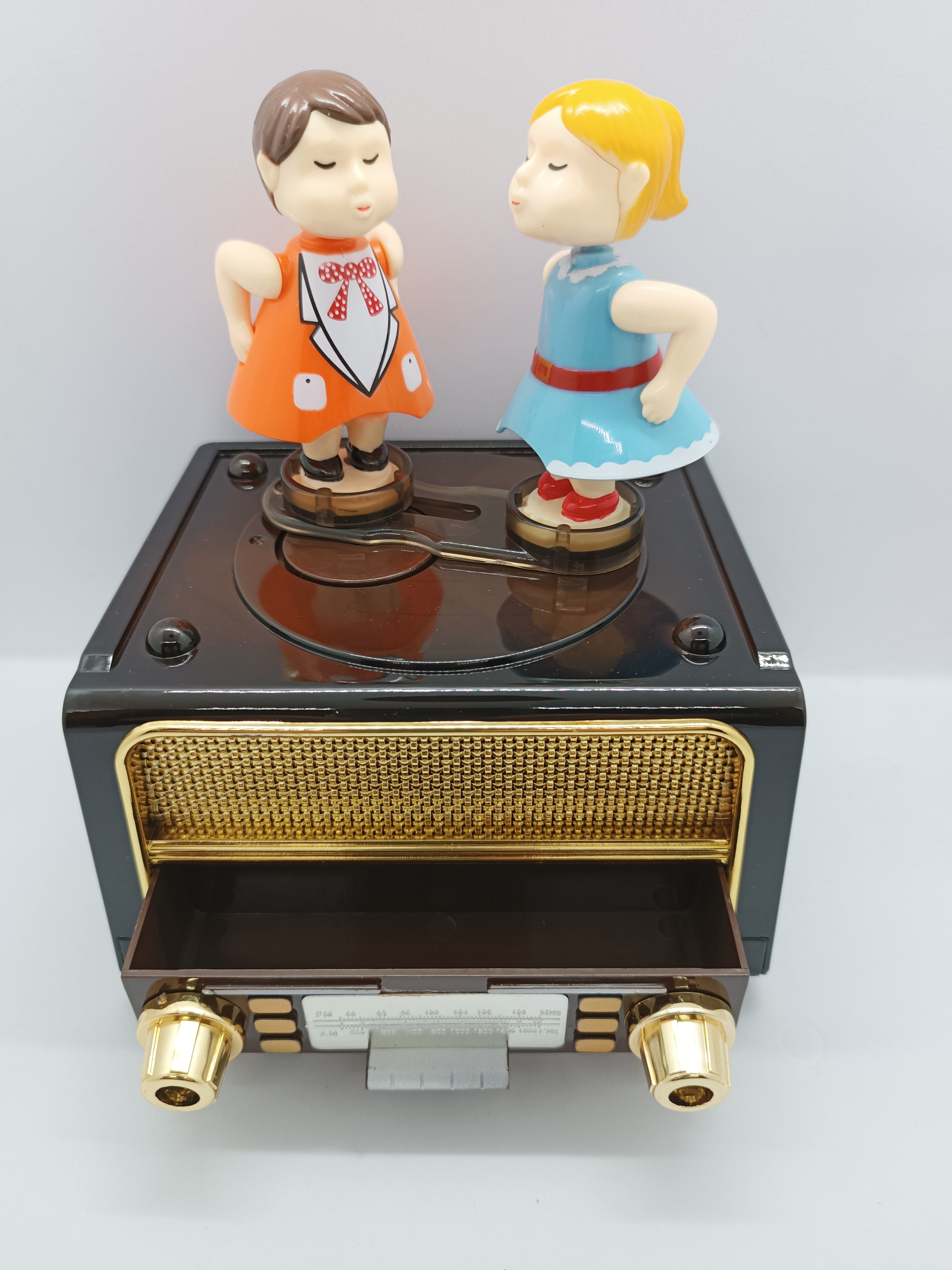 Classic radio and jukebox with kissing couple figures