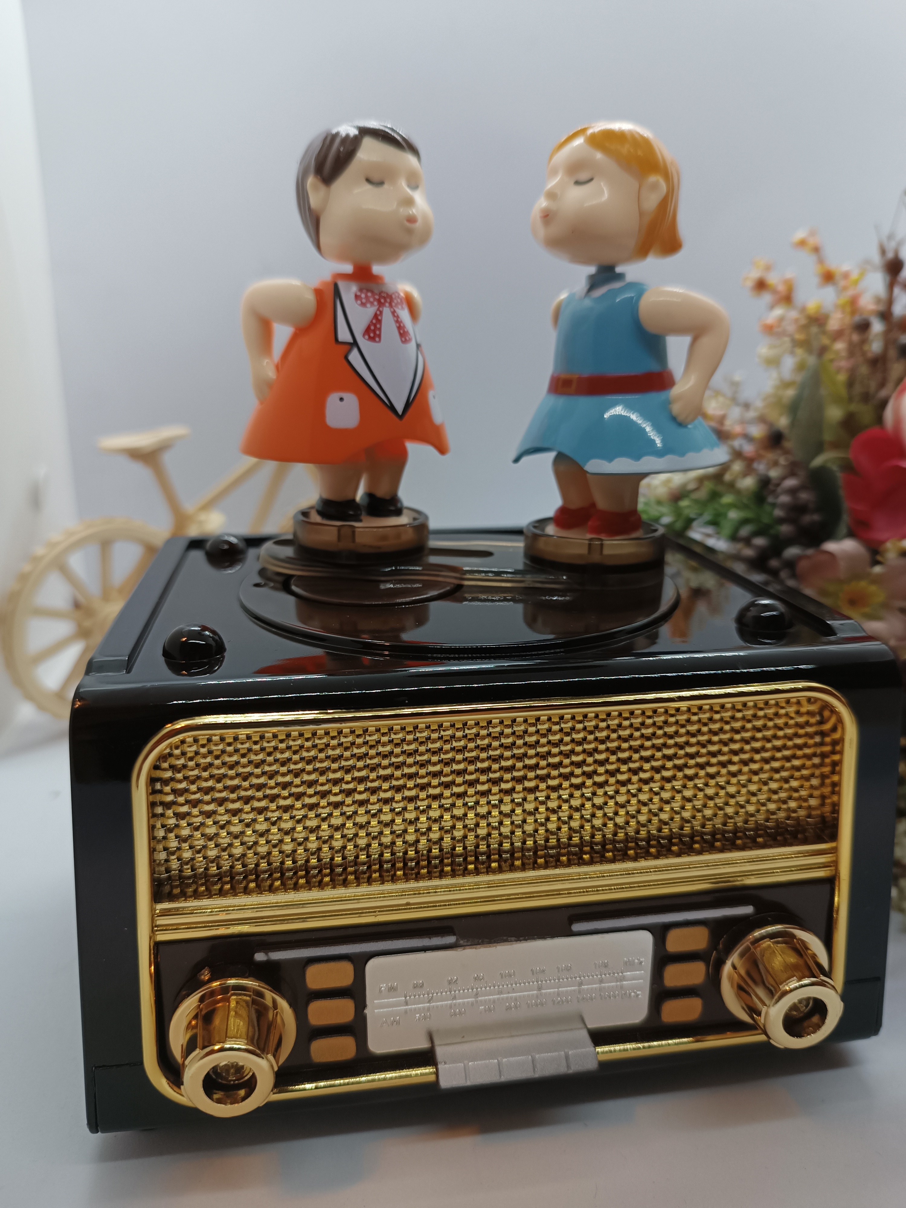 Classic radio and jukebox with kissing couple figures
