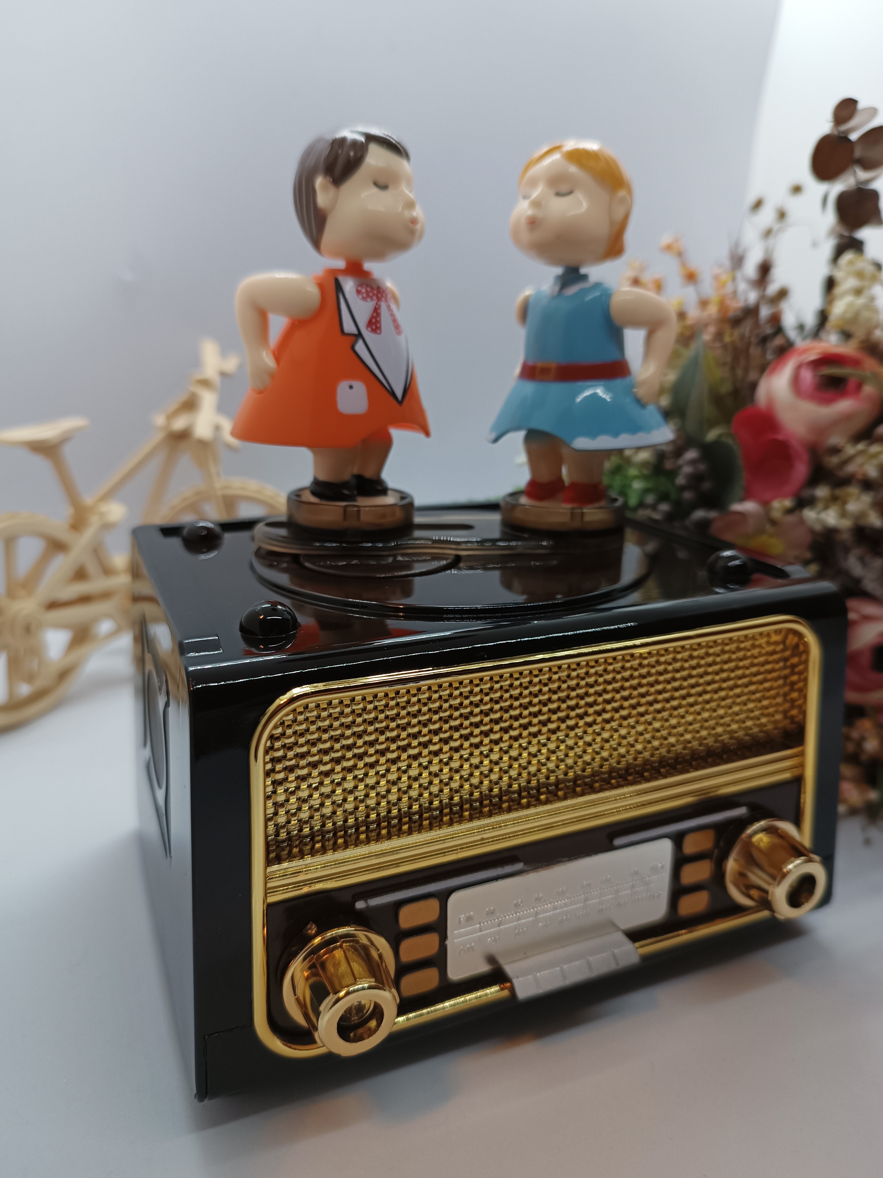 Classic radio and jukebox with kissing couple figures