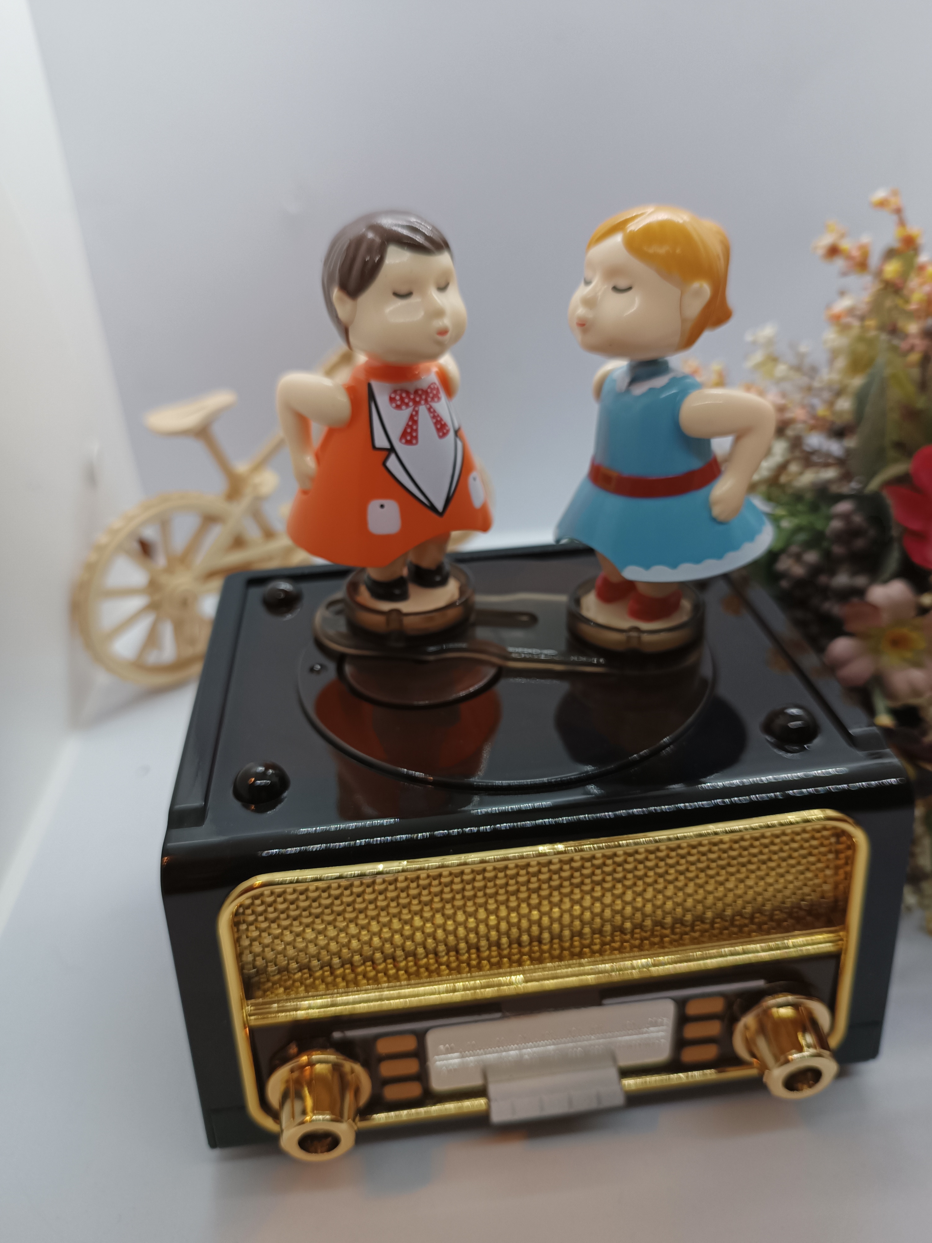 Classic radio and jukebox with kissing couple figures