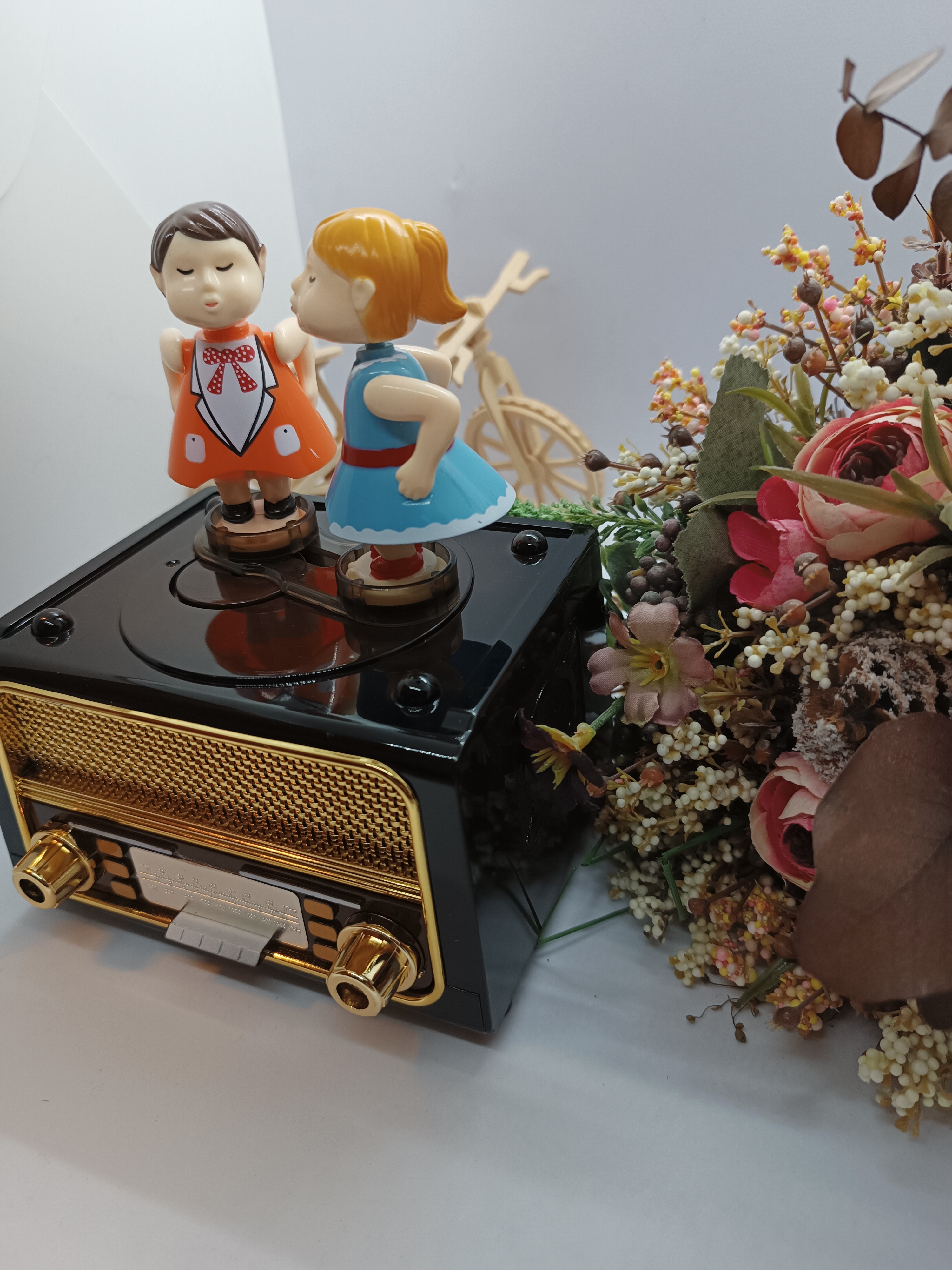 Classic radio and jukebox with kissing couple figures
