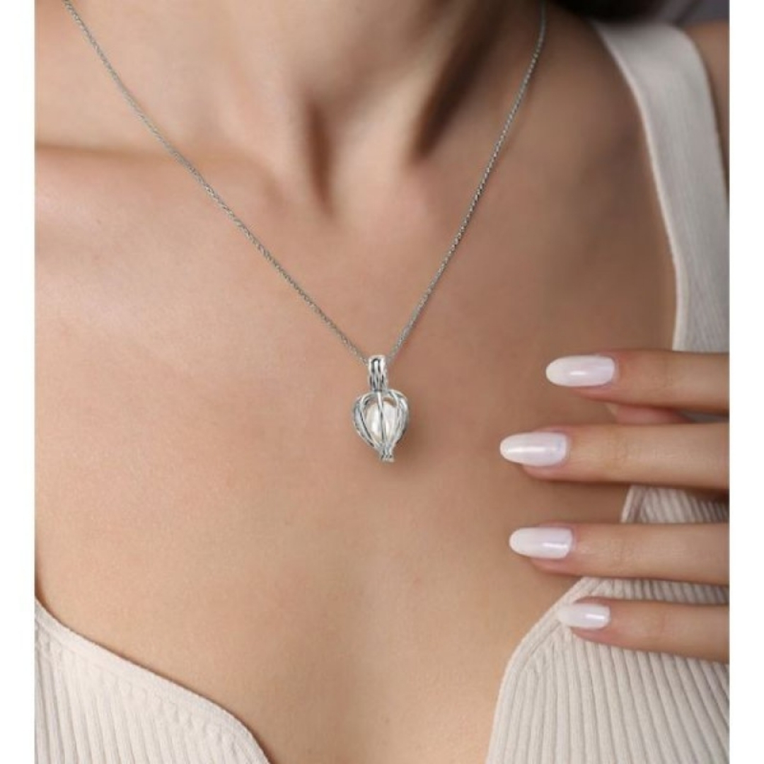 Pearl necklace in oyster.