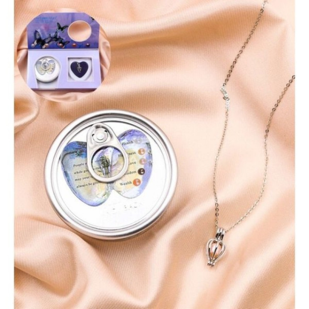 Pearl necklace in oyster.