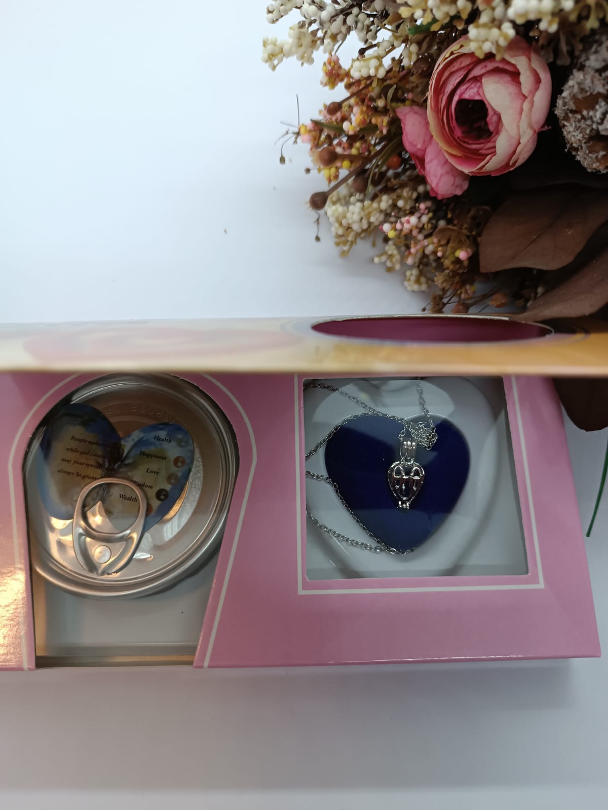 Pearl necklace in oyster.
