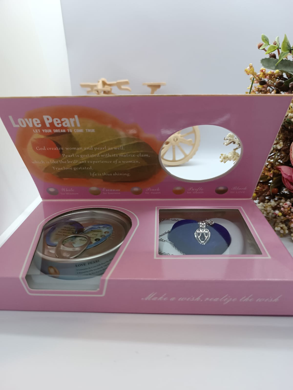 Pearl necklace in oyster.