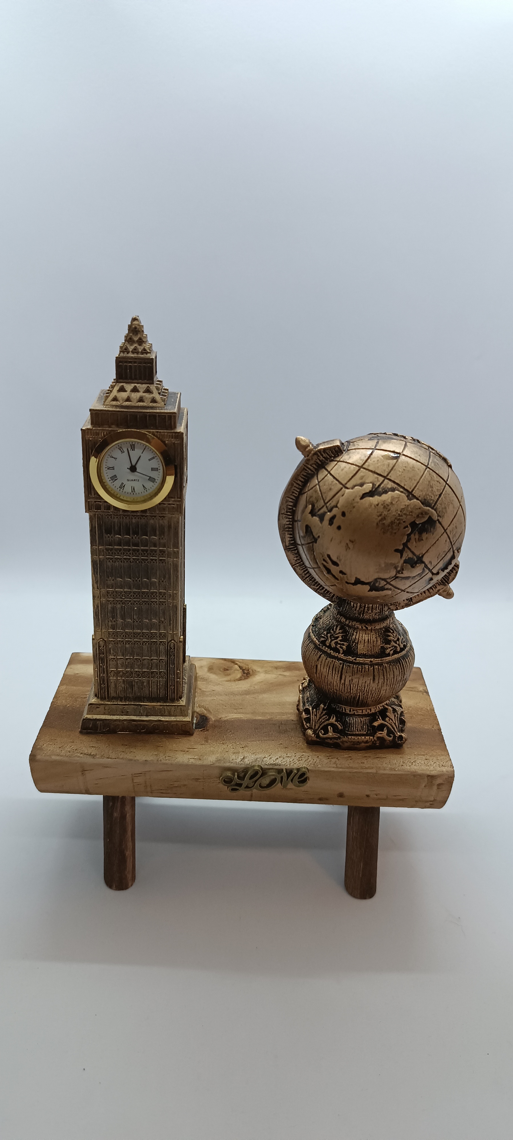 Londra saat kulesi ve Dünya