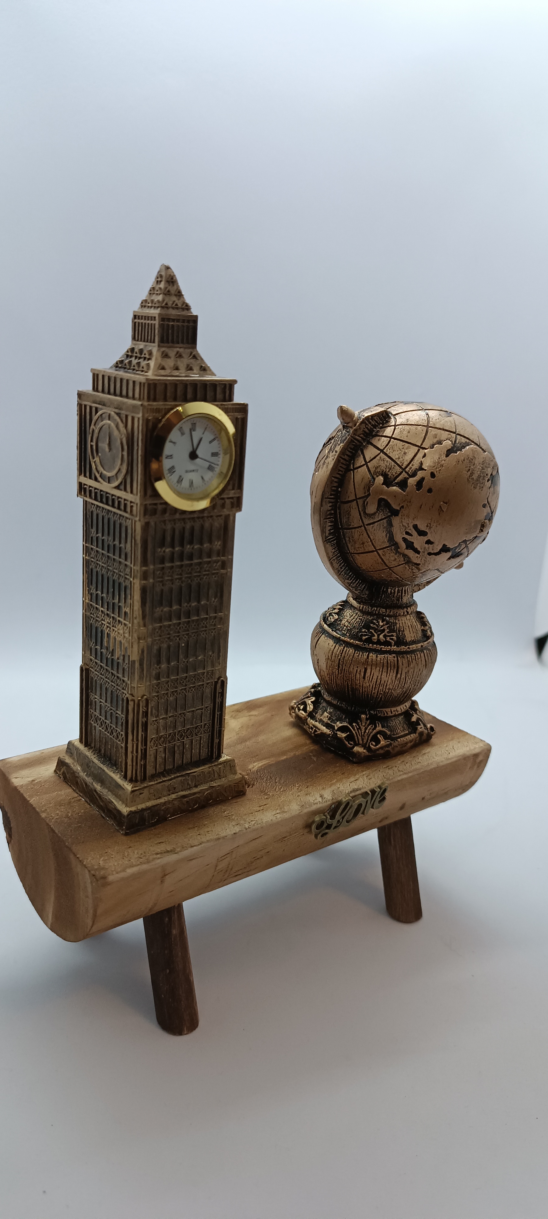 Londra saat kulesi ve Dünya